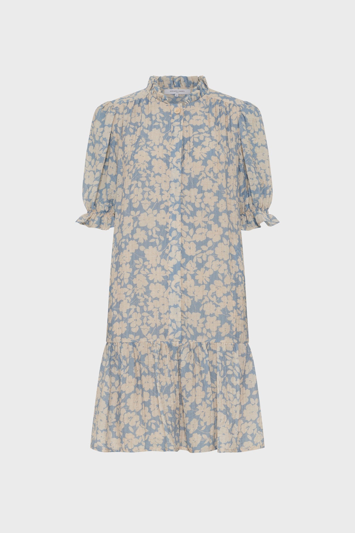 A blue robe courte with cream floral print features short puff sleeves with ruffled cuffs, a col montant à volants, and a loose, tiered skirt for an effortlessly elegant look.