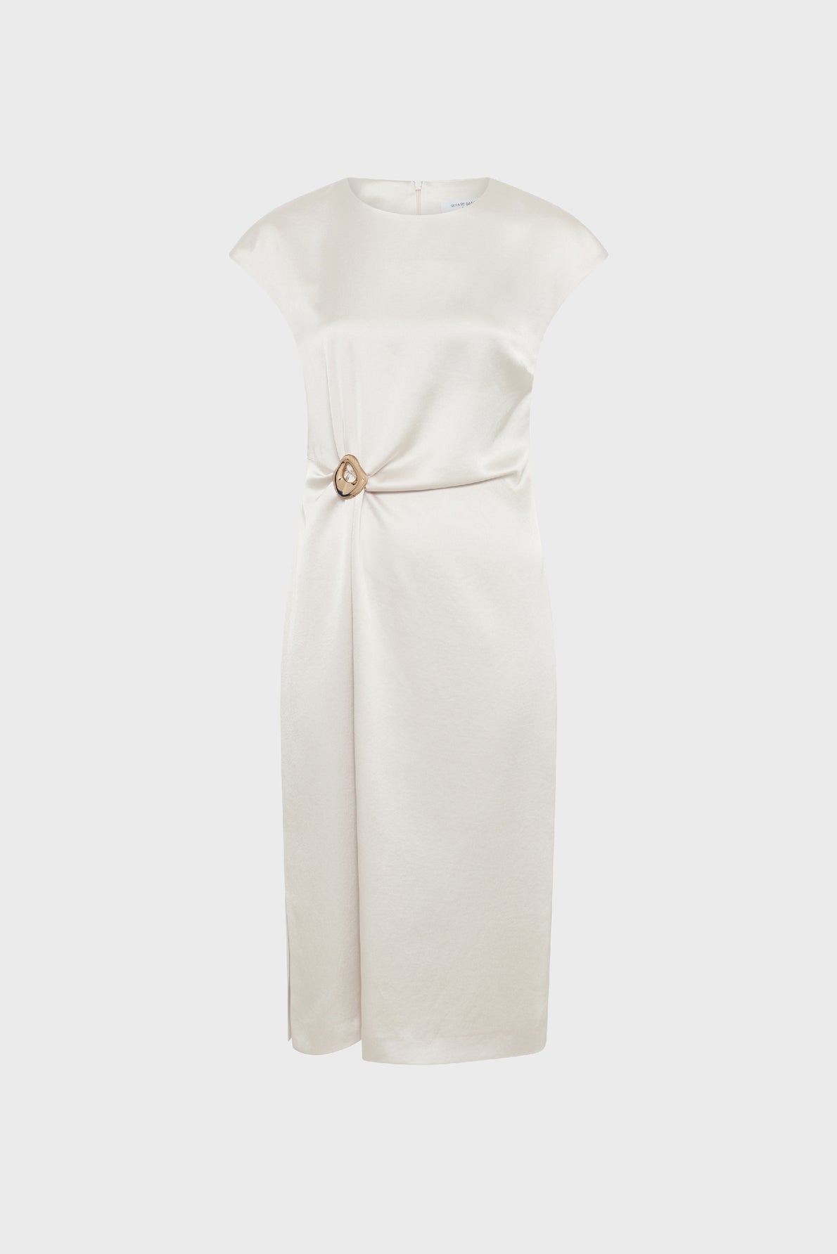 Ivory knee-length dress with cap sleeves, a round neckline, and a gathered waist featuring a decorative circular gold buckle. This robe écru has a simple, elegant design and straight hem.