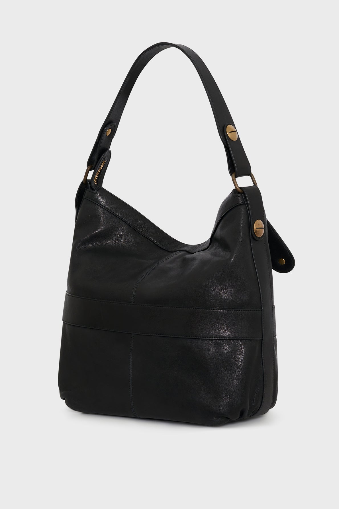 A black sac hobo en cuir de mouton with a single wide shoulder strap and gold-tone hardware, featuring a fermeture zippée, displayed on a plain light background.