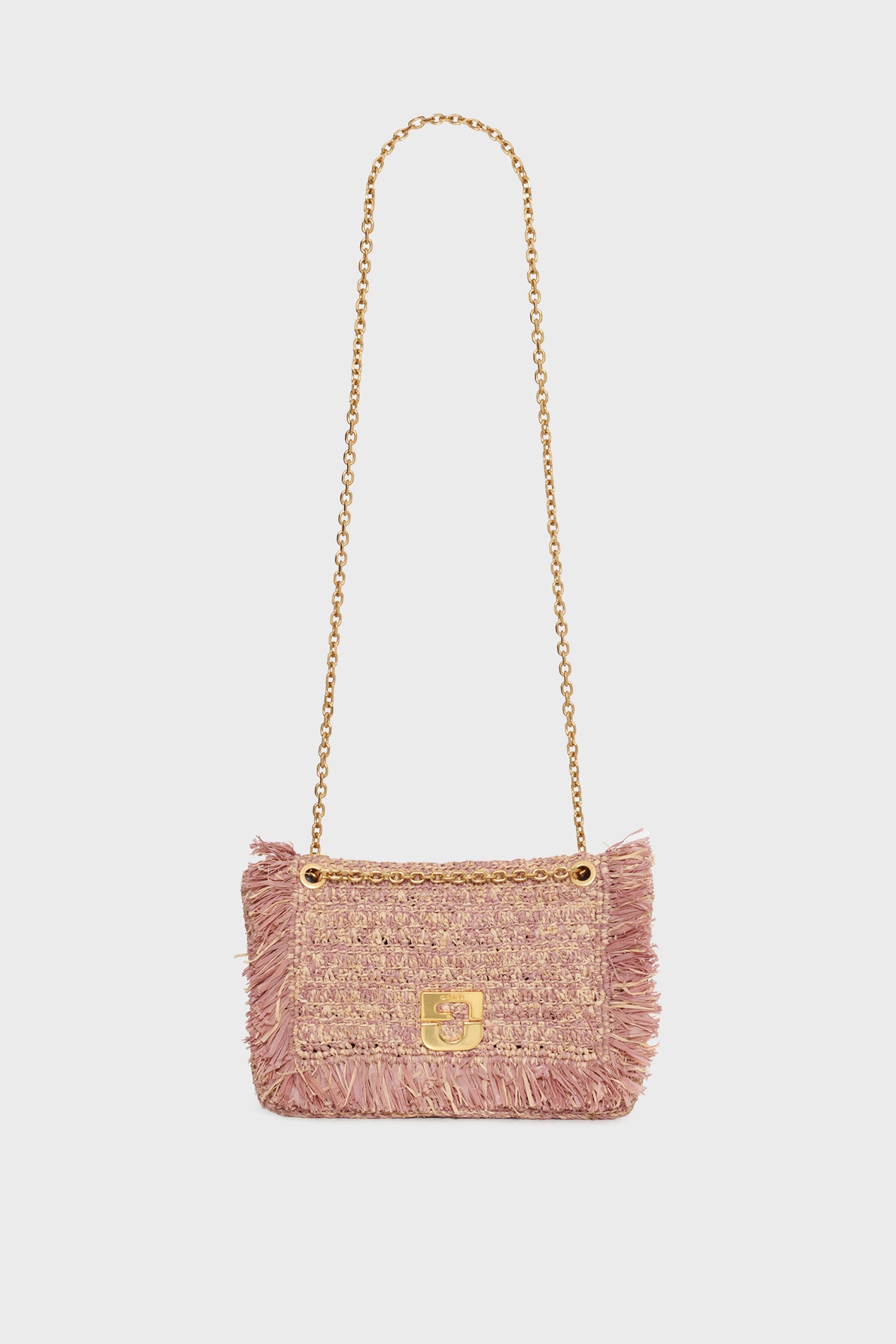 Pink tweed sac bandoulière with fringe edges, gold-tone chain strap, and a gold-tone clasp on the front. Showcasing exquisite savoir-faire artisanal craftsmanship, the bag is displayed against a plain white background.