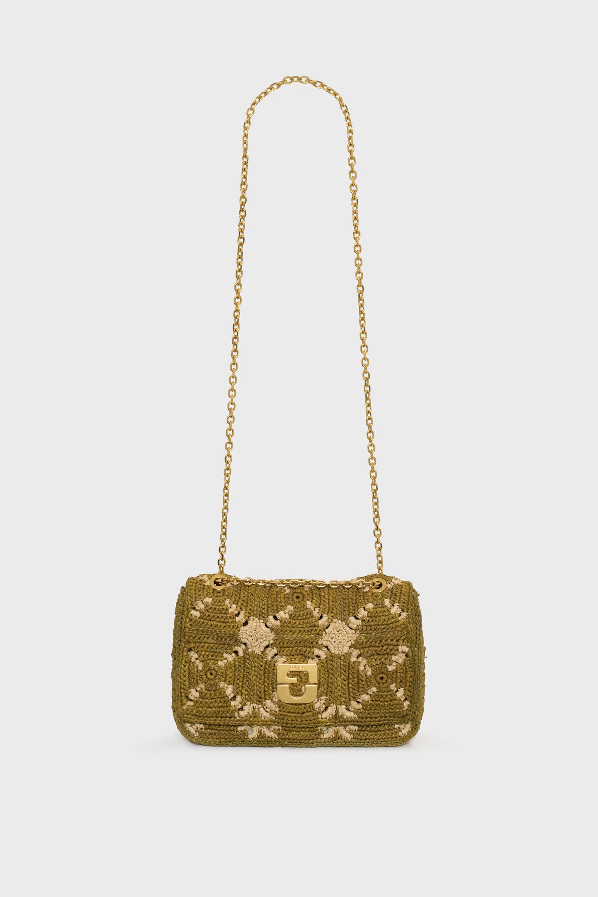 Olive green and beige crochet sac bandoulière with a gold chain strap and gold clasp, featuring a design artisanal reminiscent of patchwork raphia, displayed against a plain white background.