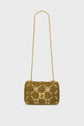 Olive green and beige crochet sac bandoulière with a gold chain strap and gold clasp, featuring a design artisanal reminiscent of patchwork raphia, displayed against a plain white background.