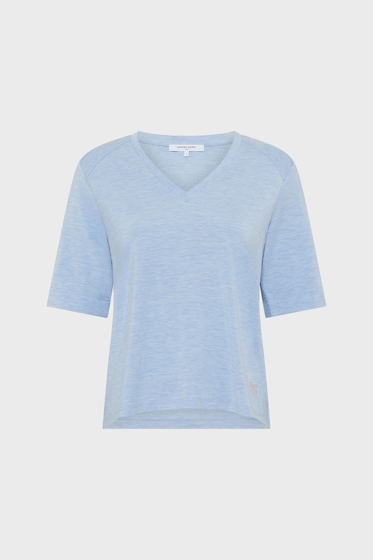 Light blue short-sleeved t-shirt en V displayed on a plain white background. The shirt has a relaxed fit, perfect to look casual, with a simple, minimalistic design and subtle stitching details.