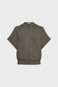 A short-sleeve, olive-green sweat à capuche oversize with front pockets and a relaxed fit in coton épais, displayed on a plain white background.