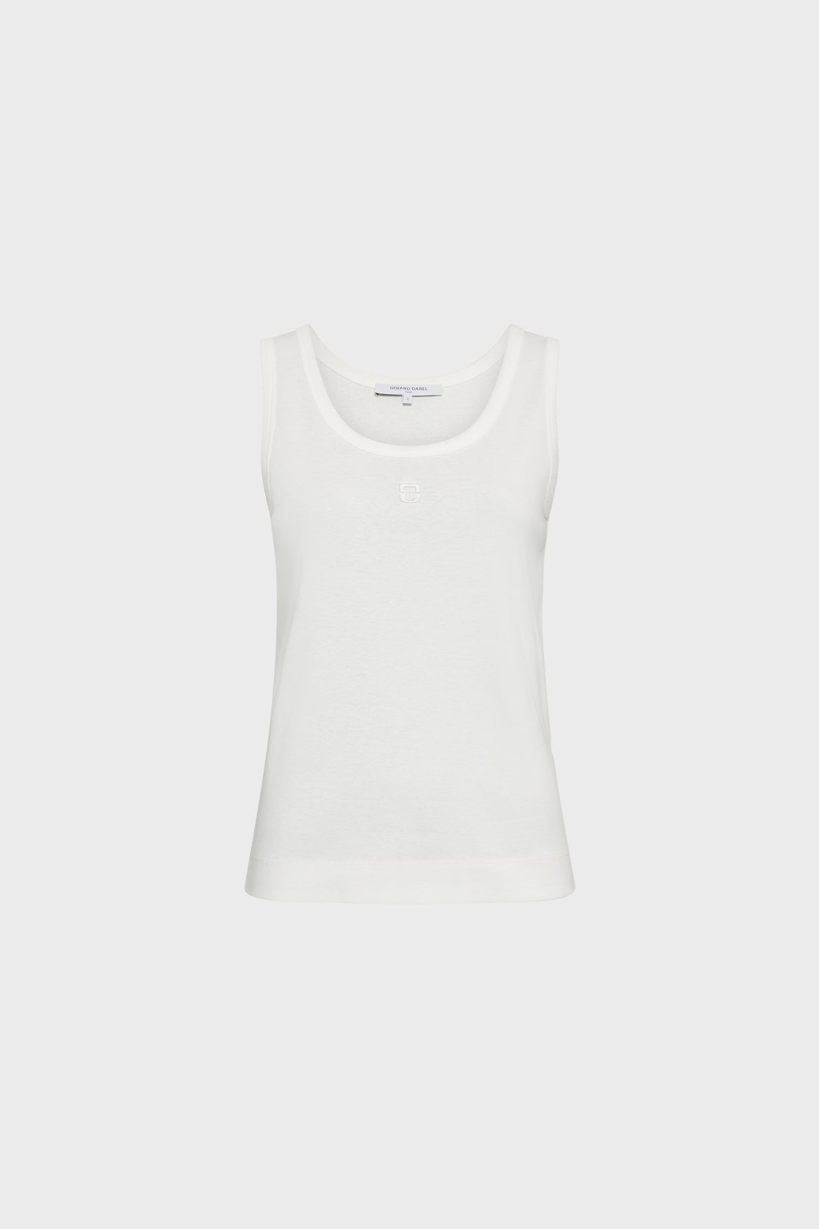 Sleeveless débardeur blanc en coton affiché sur un fond gris clair uni, avec un petit monogramme brodé au centre de la poitrine.
