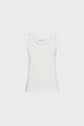 Sleeveless débardeur blanc en coton affiché sur un fond gris clair uni, avec un petit monogramme brodé au centre de la poitrine.