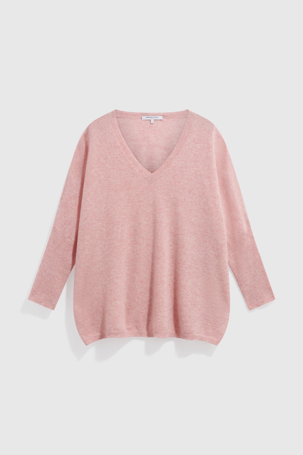 Light pink, long-sleeve pull cachemire femme with a V-neck and a relaxed fit, displayed against a plain white background.