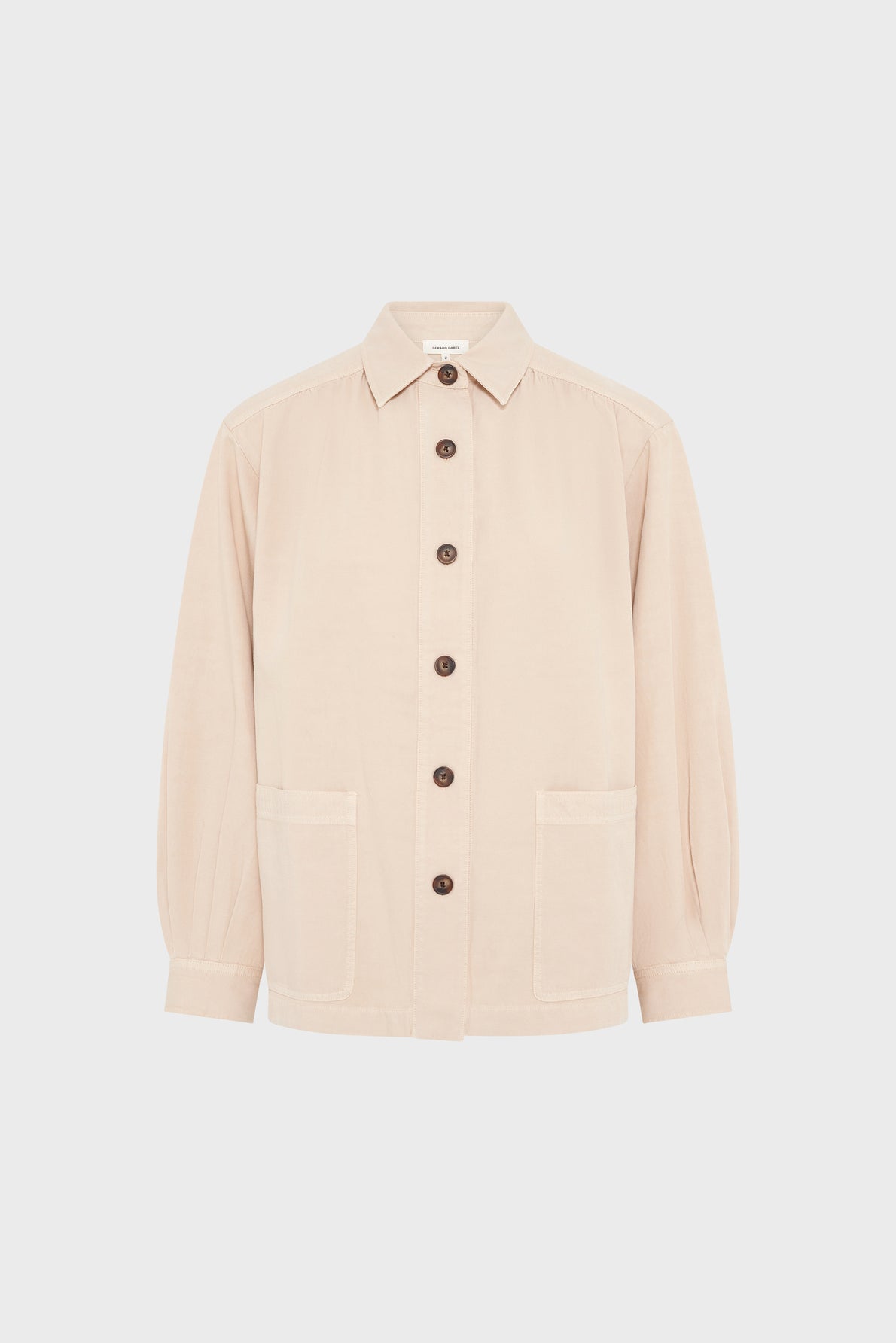 Beige button-up jacket with long sleeves, front collar, two large front pockets, and dark buttons, displayed against a plain white background—a perfect surchemise lin coton for those who want to look safari chic.