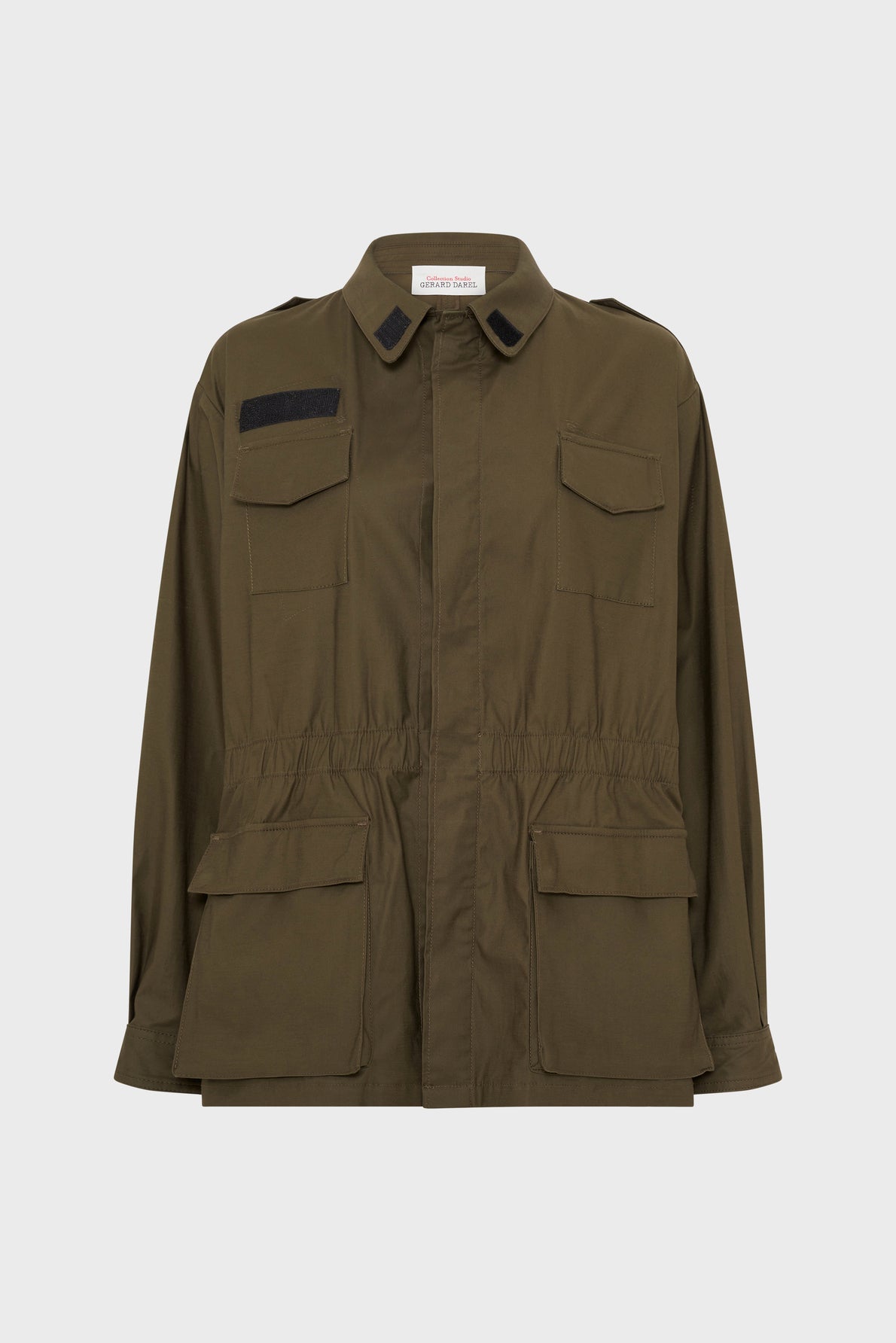 Olive green utility jacket with four front pockets, a zip and snap closure, drawstring waist, and epaulettes on the shoulders, displayed on a plain white background—this versatile veste utilitaire femme is the perfect veste mi-saison for effortless layering.