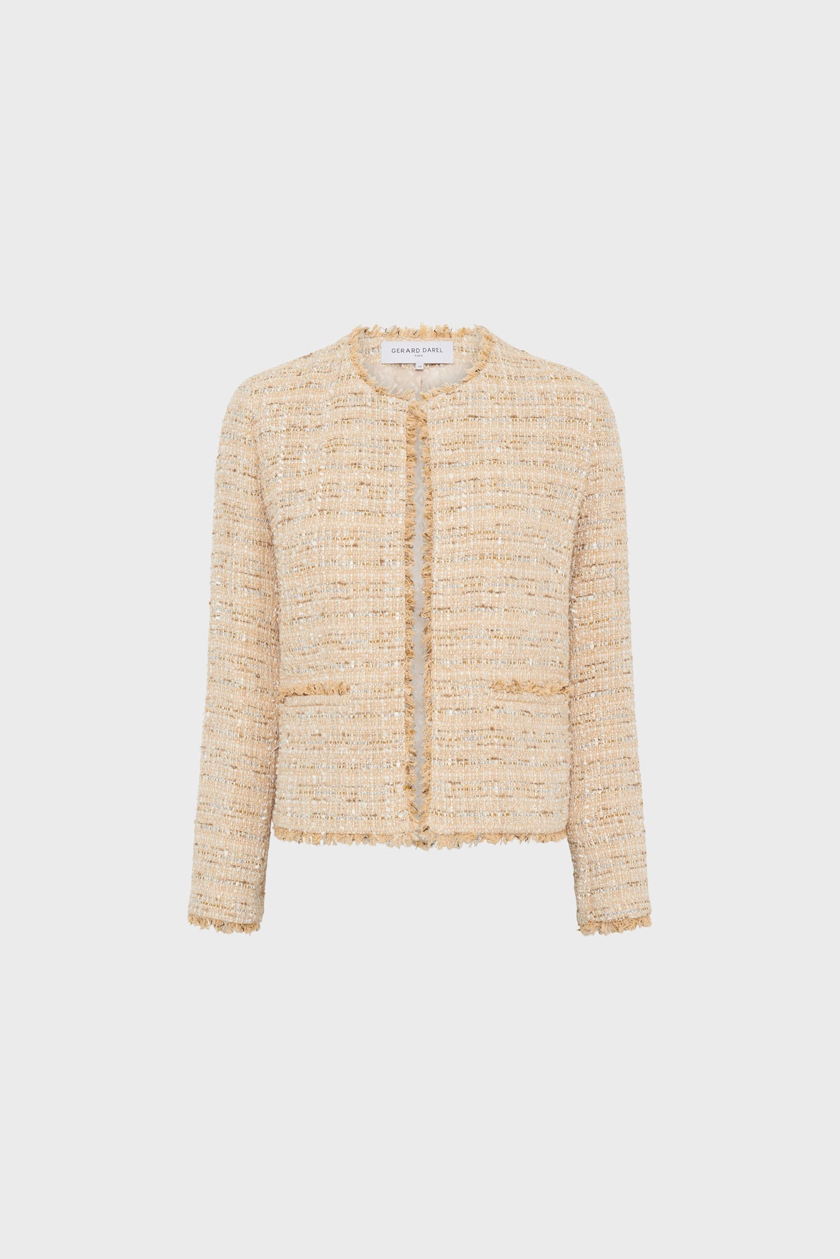 A beige veste tweed femme courte, sans col, with long sleeves, open front, two front pockets, and fringed edges is displayed on a plain white background.