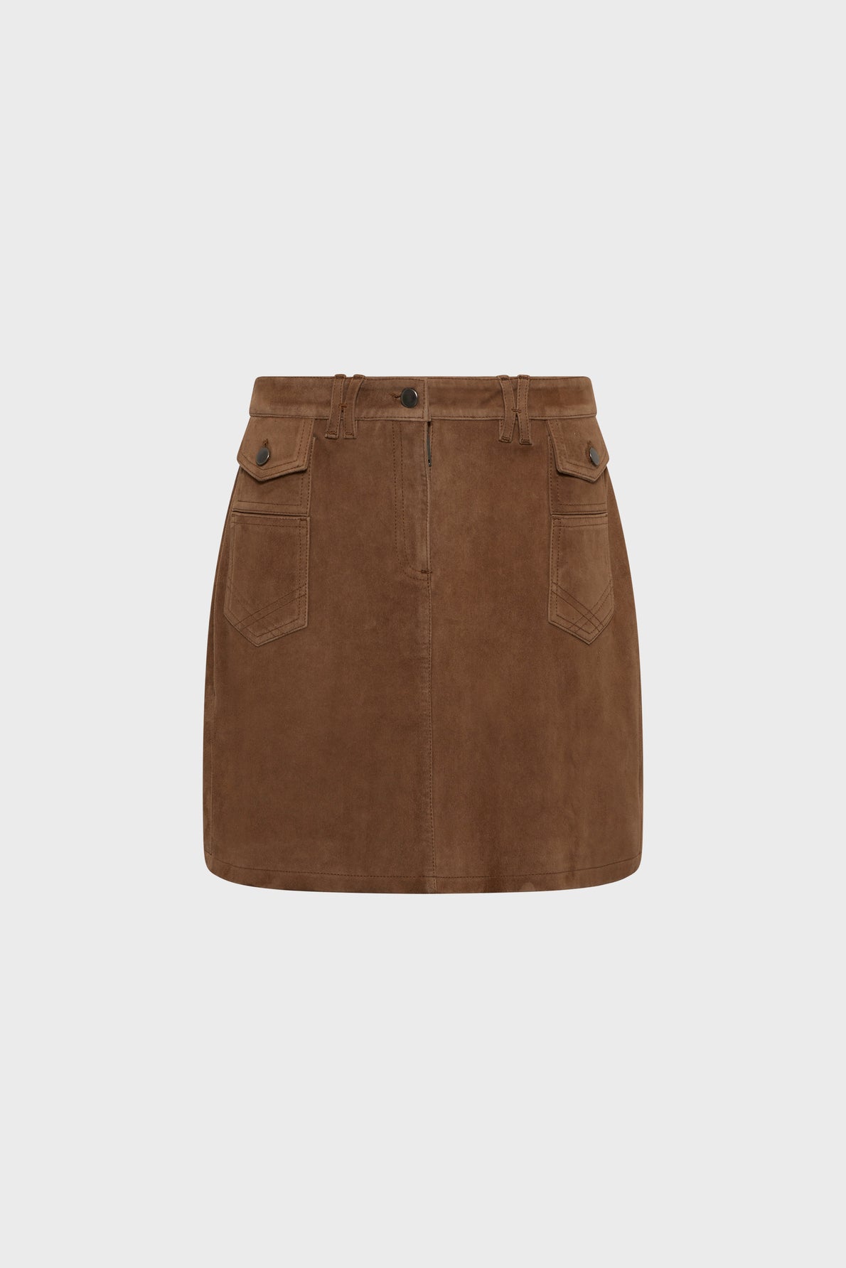 Coloris camel jupe en cuir velours, cette jupe courte présente des poches avant, des passants pour ceinture et des détails à boutons, mise en valeur sur un fond blanc épuré.