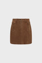 Coloris camel jupe en cuir velours, cette jupe courte présente des poches avant, des passants pour ceinture et des détails à boutons, mise en valeur sur un fond blanc épuré.