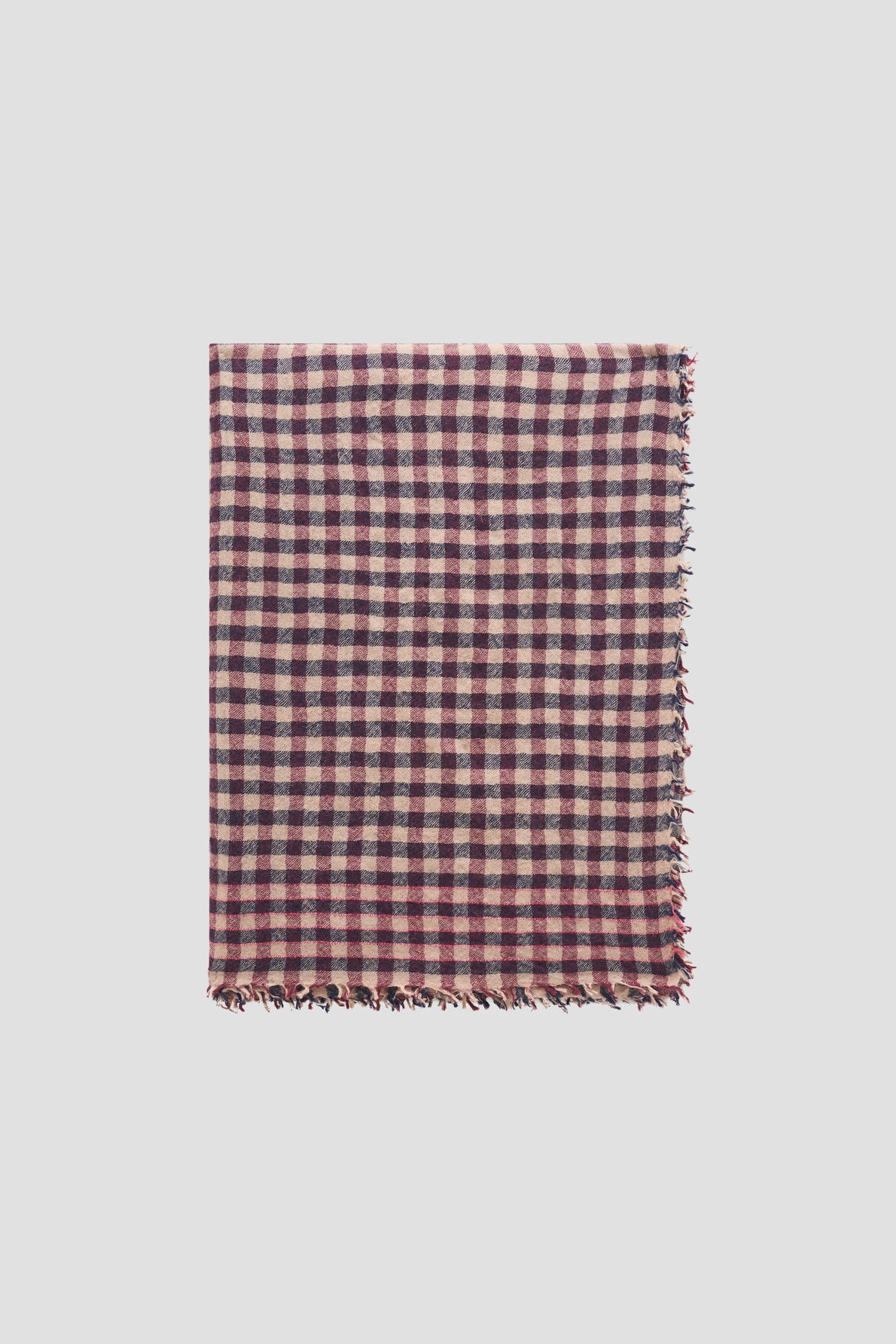 A folded rectangular écharpe vichy with a burgundy and beige motif à carreaux and frayed edges, crafted from laine fine, displayed on a plain white background.