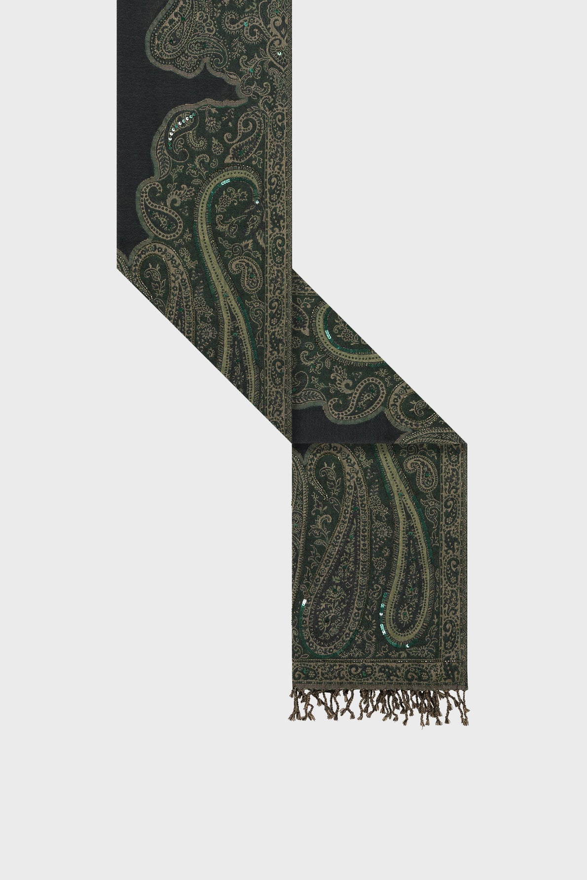 A dark green écharpe en laine with intricate imprimé cachemire and fringe at the end, displayed diagonally on a plain light background.