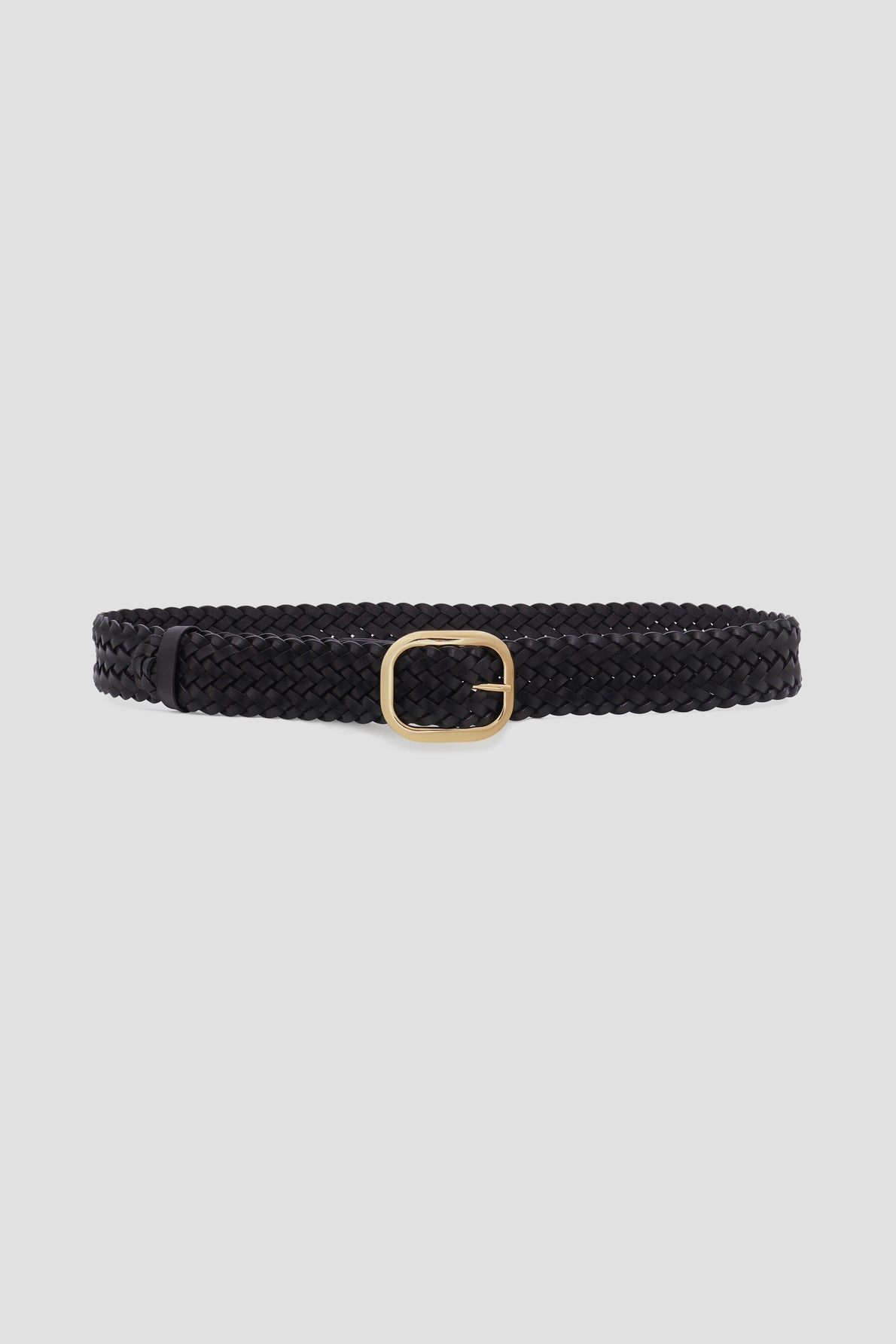 A chic ceinture femme, this black ceinture tressée features a square gold buckle and is displayed elegantly on a light gray background.