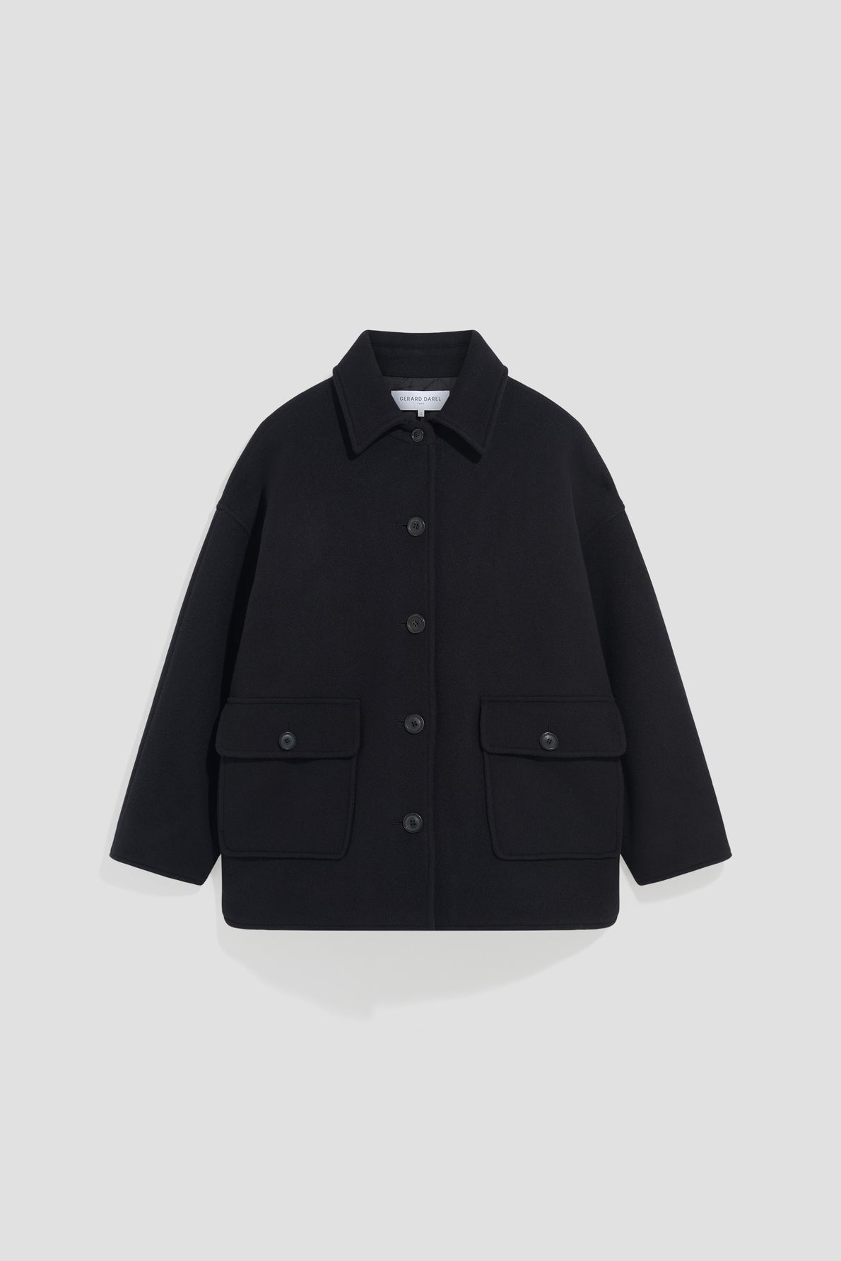 Black laine vierge button-up manteau court with two large front flap pockets and a classic collar, displayed against a light gray background.