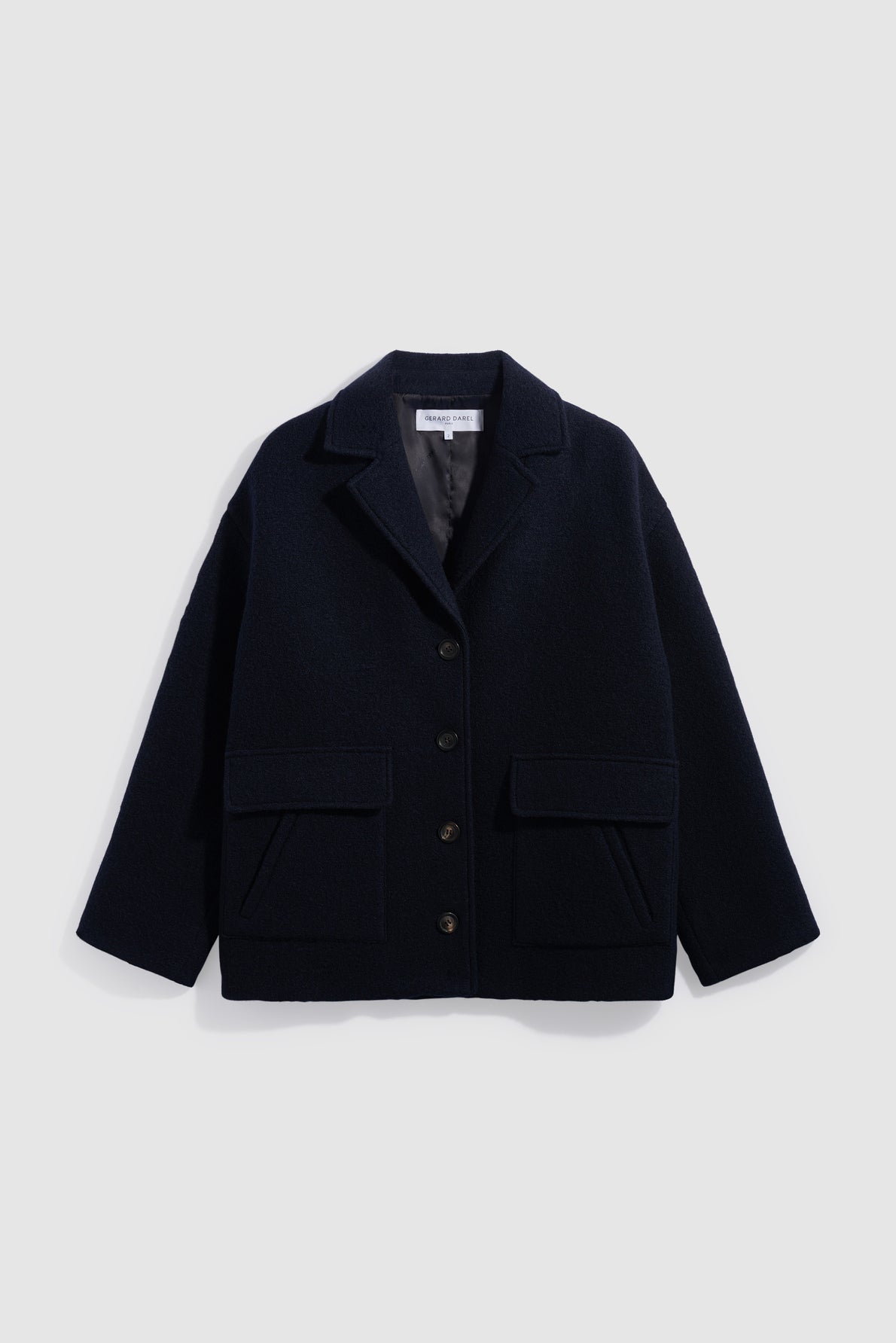 A black wool button-up manteau chic femme with a collar, two front flap pockets, and a relaxed fit, displayed against a plain white background.