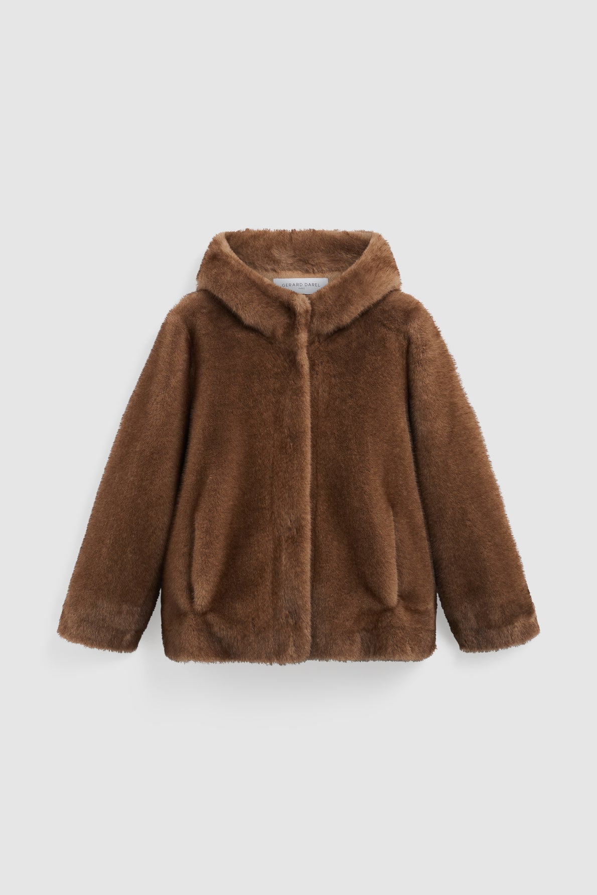 A brown manteau court en fausse fourrure avec capuche, doté de manches longues, d’une fermeture frontale et de deux poches latérales, présenté sur un fond blanc uni.