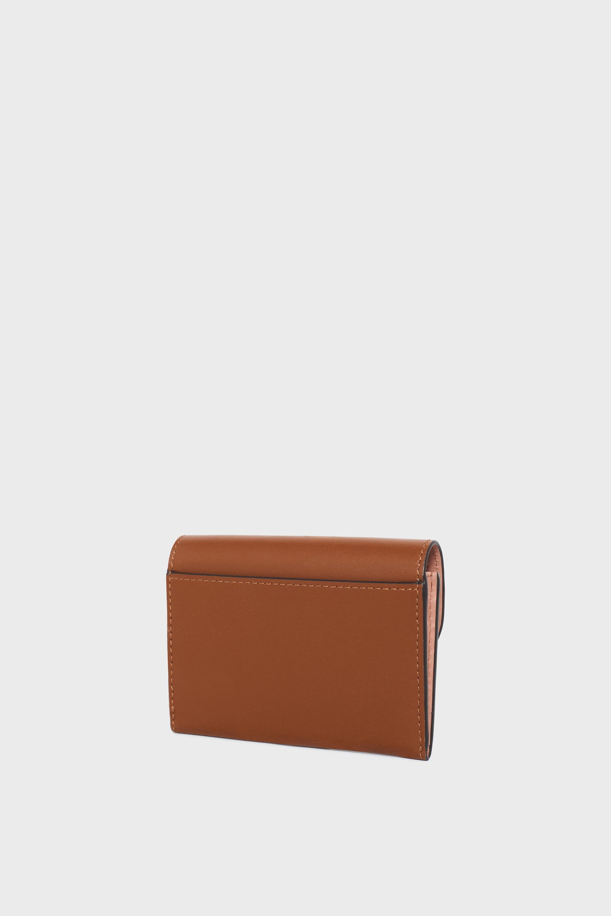 A brown leather wallet is displayed on a plain white background, shown from an angle that highlights its rectangular shape and smooth texture. This portefeuille super plat is designed to offer both elegance and practicality, making it an ideal accessory for those seeking a slim yet stylish option.