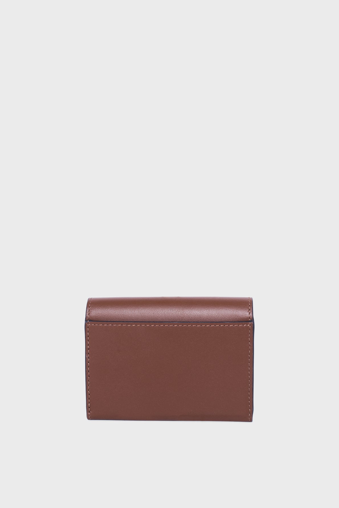 A brown leather wallet, perfect as a petit portefeuille cuir or portefeuille super plat, is displayed upright against a plain light gray background, showing its back side with visible stitching along the edges.