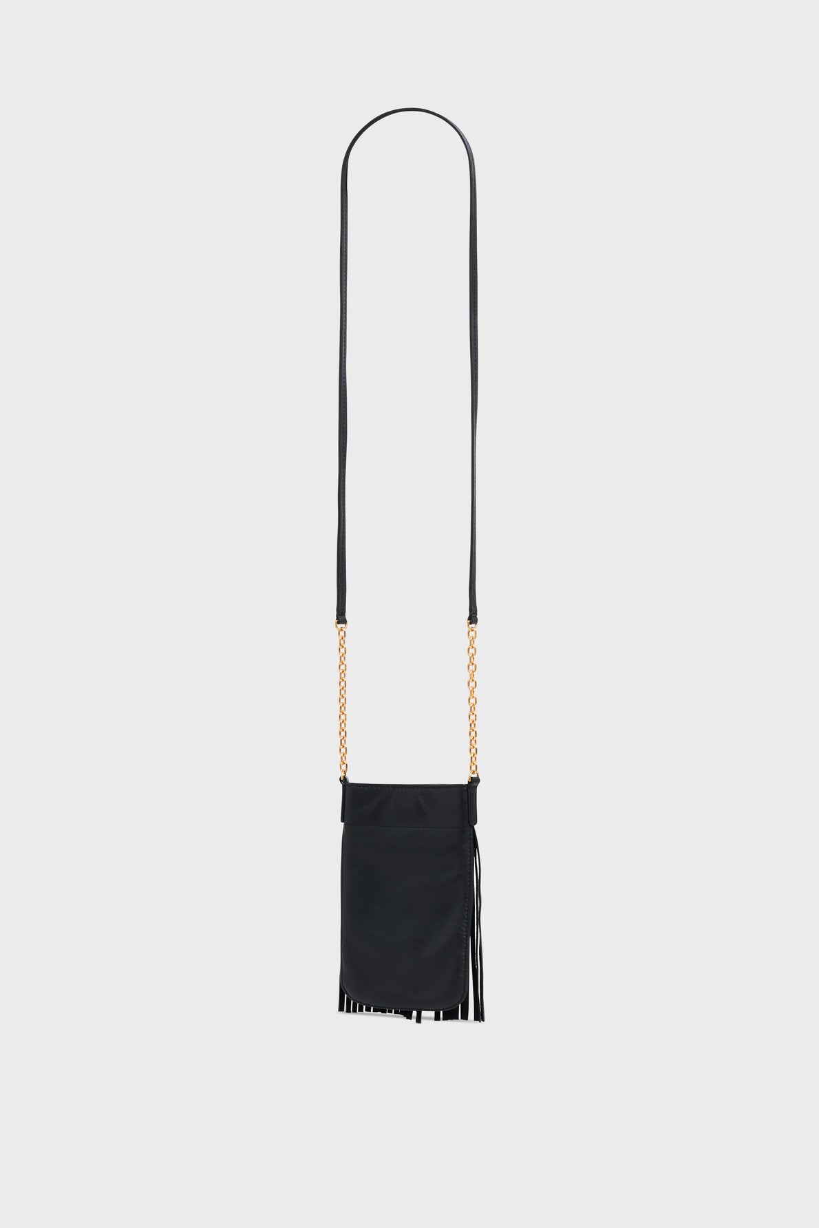 A small black shoulder bag crafted from cuir de qualité, featuring a long bandoulière chaîne, gold chain detailing, and stylish fringe at the bottom, displayed against a plain light background.