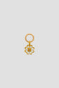 A gold keyring with a flower-shaped pendant featuring white and gold petals and a small gold center, crafted as an élégant accessoire clé porte-bonheur, set against a plain light gray background.