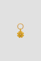 Gold keychain with a circular clasp and a hanging four-leaf clover charm, this porte-bonheur accessoire clé is photographed on a plain light gray background.