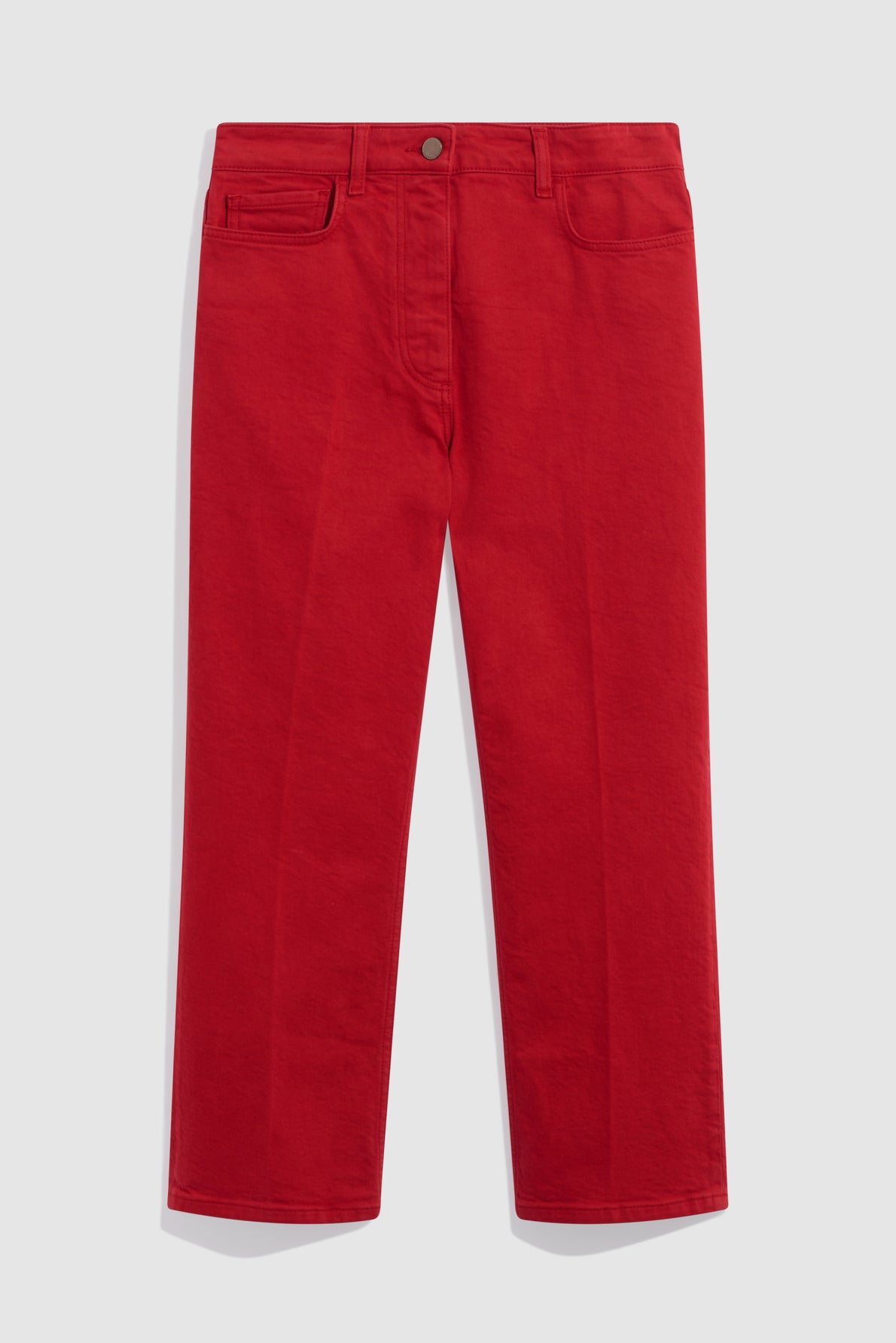 Bright red jean 7/8 with a coupe droite (straight-leg cut), featuring five pockets, belt loops, and a button closure, displayed flat on a light gray background.