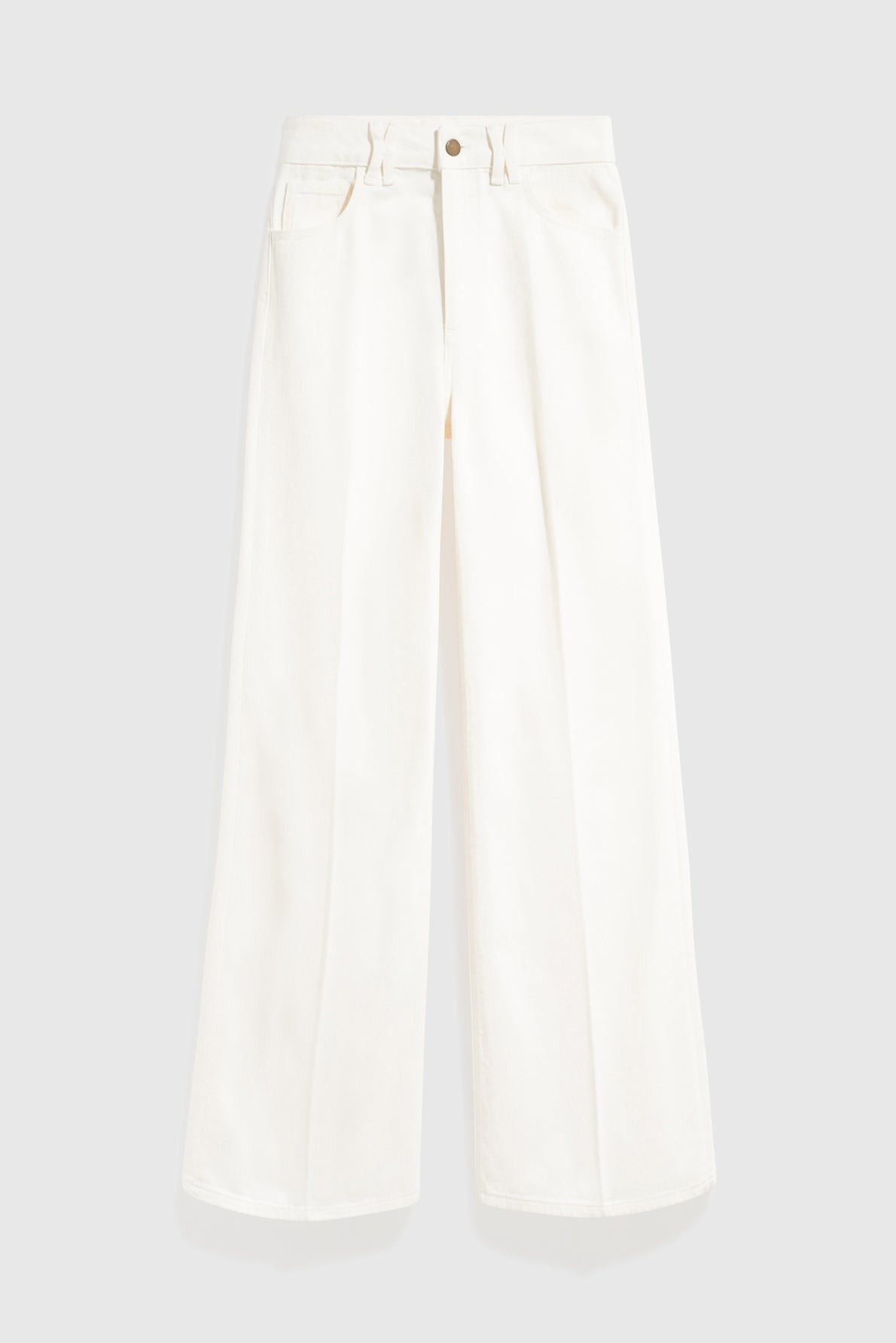 Wide-leg, high-waisted jean blanc with a coupe droite silhouette, featuring five pockets and a button closure, displayed against a light grey background. Part of the collection Studio.