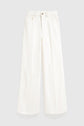 Wide-leg, high-waisted jean blanc with a coupe droite silhouette, featuring five pockets and a button closure, displayed against a light grey background. Part of the collection Studio.