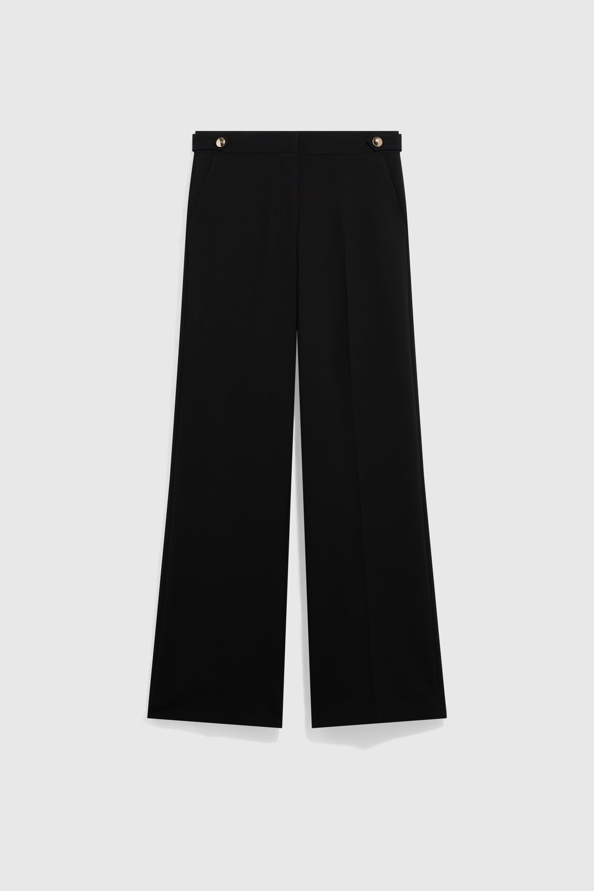 Black wide-leg trousers with front creases and two metallic buttons at the waistband, displayed against a light gray background. This pantalon tailleur noir offers a pantalon femme chic look, perfect for elevating any sophisticated wardrobe.