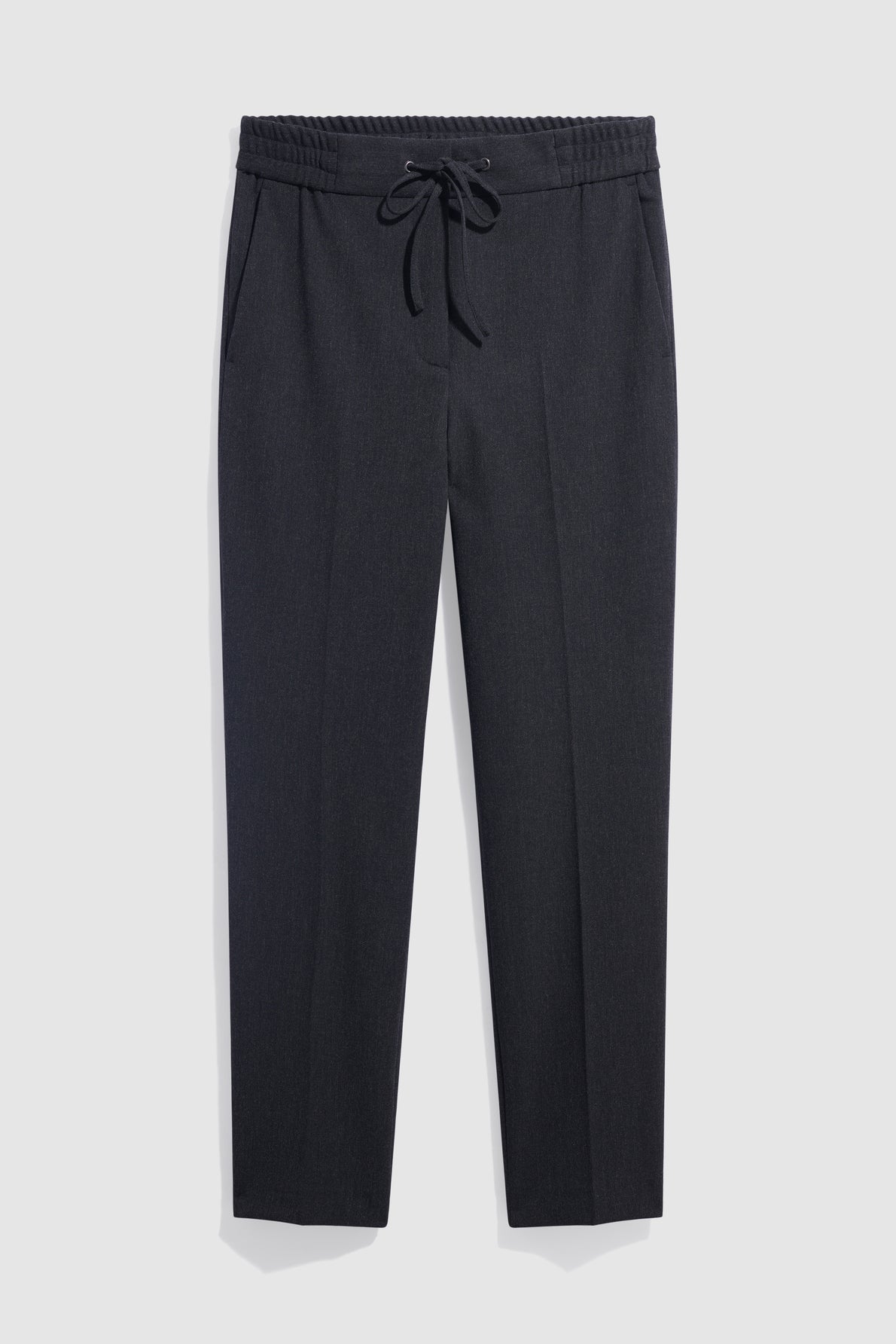 A pair of black drawstring pants with a dos élastiqué and side pockets, featuring a coupe droite silhouette, laid flat on a white background.