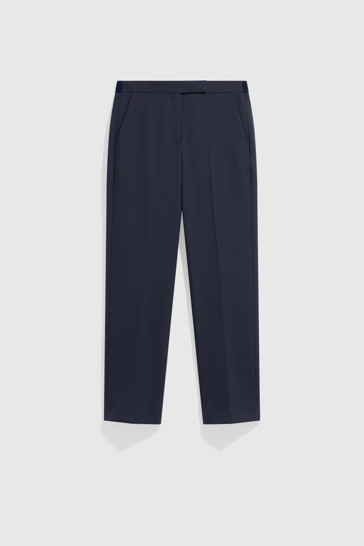 Navy blue dress pants with a straight-leg cut, front pleats, and side pockets, displayed flat against a plain white background—this pantalon tailleur femme offers timeless style with a modern fit.
