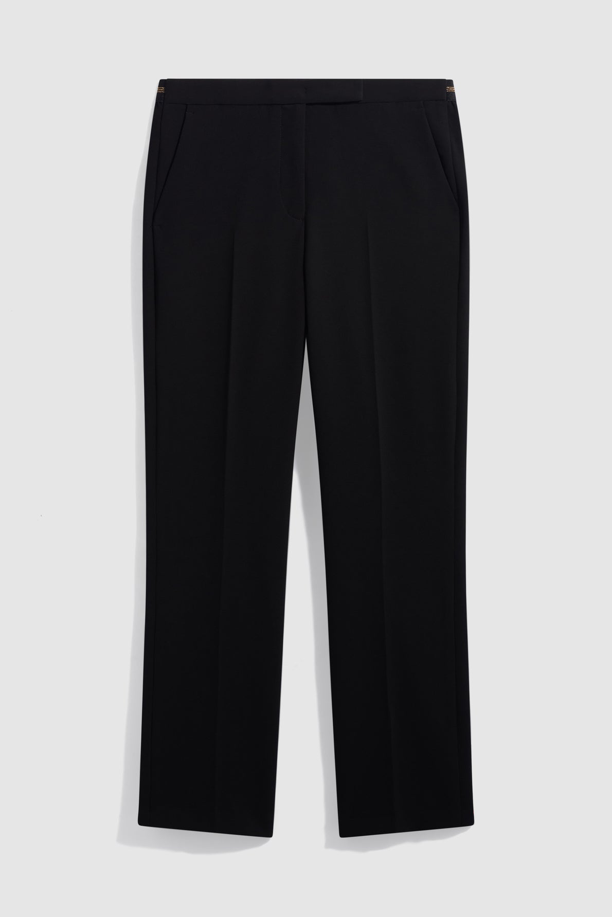 Black dress pants in a chic longueur 7/8 with a straight-leg cut, side pockets, and a tailored waistband, displayed flat against a light gray background.