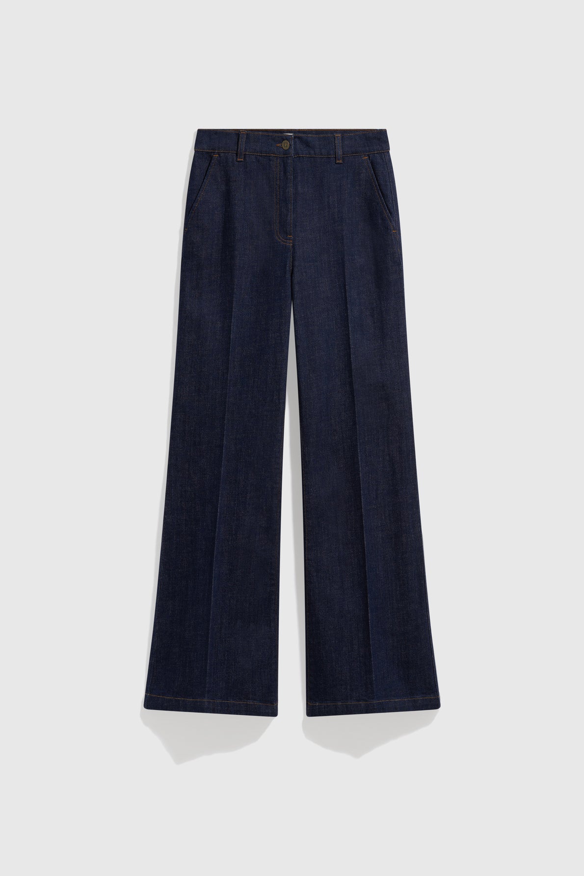 Wide-leg jean brut in dark blue denim with front pleats, side pockets, and a button closure, laid flat on a plain white background.