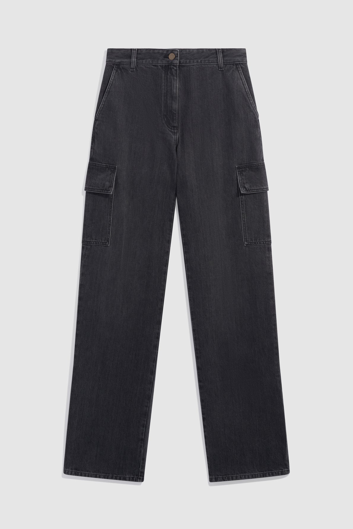 Black jean cargo pants laid flat on a white background. The pants feature a coupe droite with wide legs, two side pockets, and two large poches plaquées on the thighs. The waistband has belt loops and a button closure.