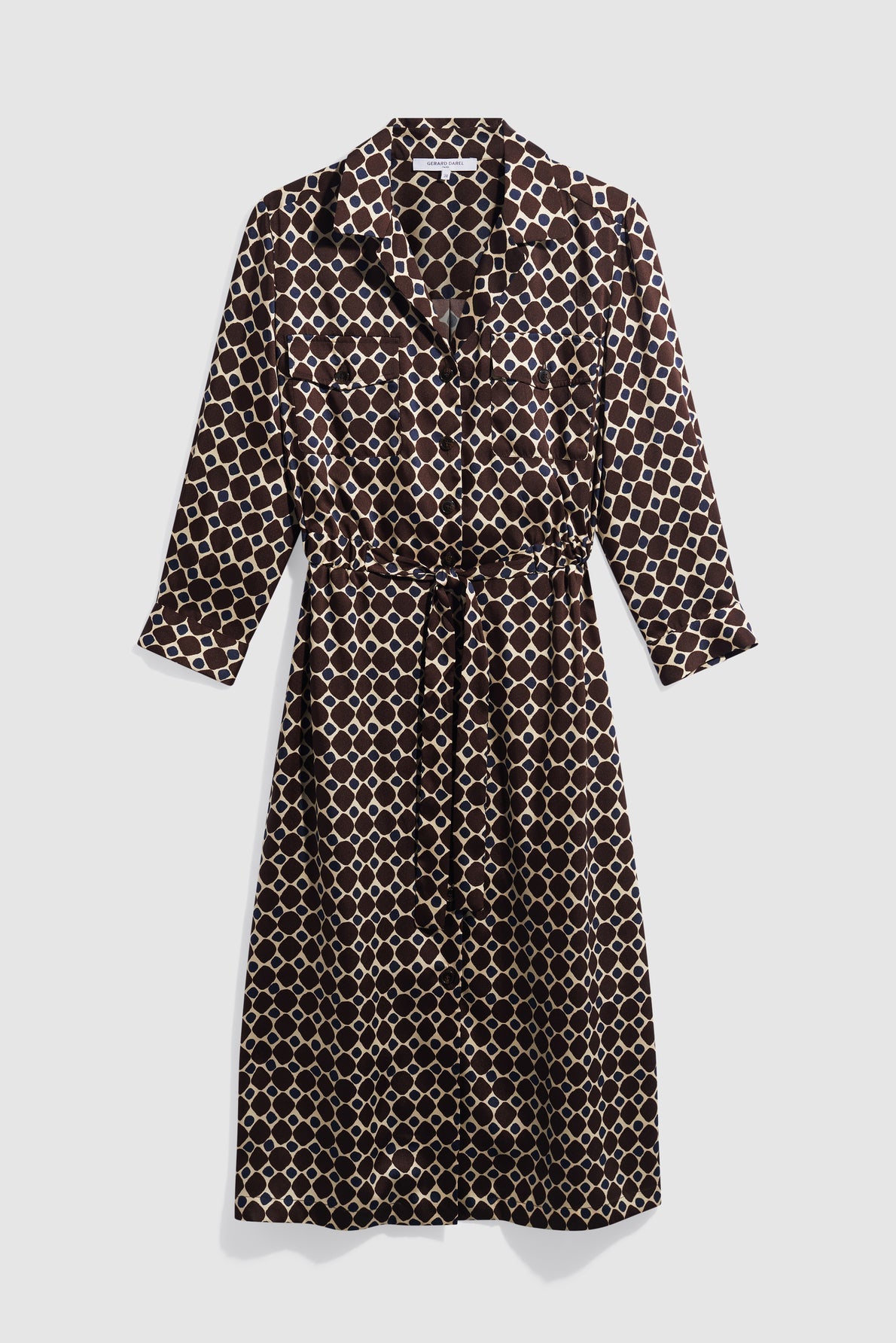 A brown robe midi shirt dress with a white imprimé graphique, featuring long sleeves, a collar, buttons down the front, and a ceinture à nouer at the waist, displayed on a plain light background.