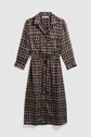 A brown robe midi shirt dress with a white imprimé graphique, featuring long sleeves, a collar, buttons down the front, and a ceinture à nouer at the waist, displayed on a plain light background.