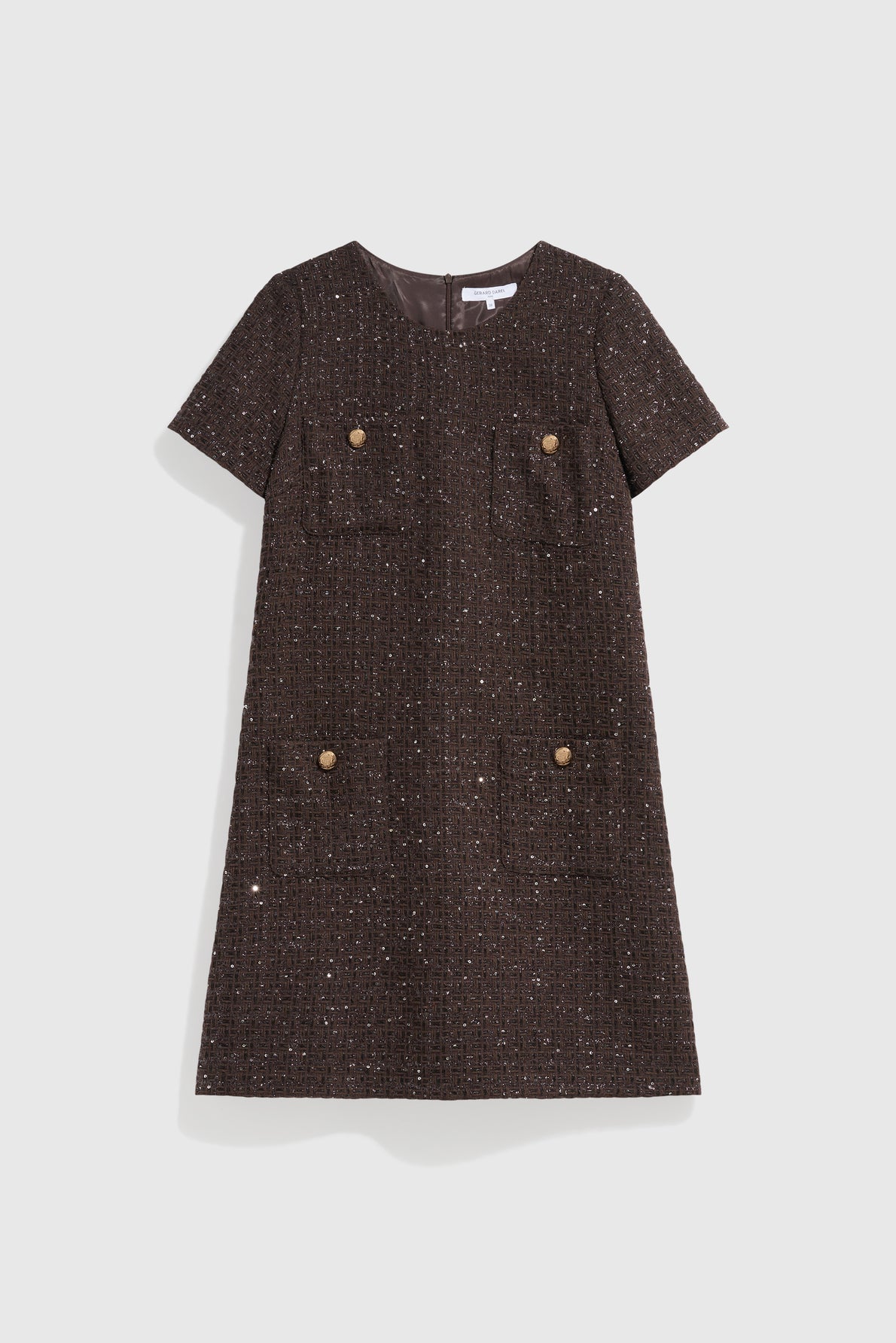 A short-sleeve, dark brown robe tweed dress with two front pockets, each pocket featuring a large gold button. The robe courte has a slight A-line shape and a simple, classic design for an effortlessly chic look.