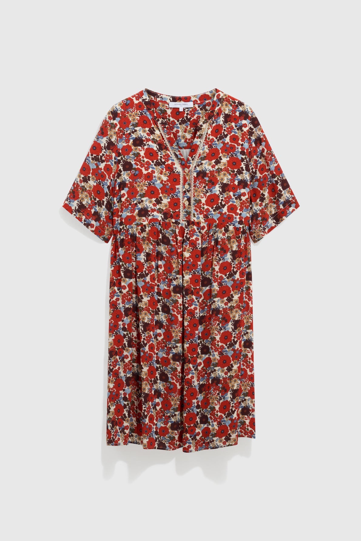 Short-sleeved, knee-length robe courte with a red, black, and white floral print, V-neckline, and front button detailing; this robe fleurie features a flattering taille empire silhouette and is displayed against a plain white background.
