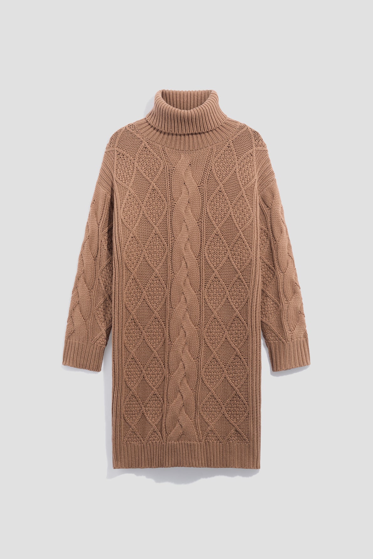 Brown knitted turtleneck sweater dress (robe col roulé) with a cable and diamond pattern, long sleeves, and ribbed cuffs and hem, displayed on a white background.