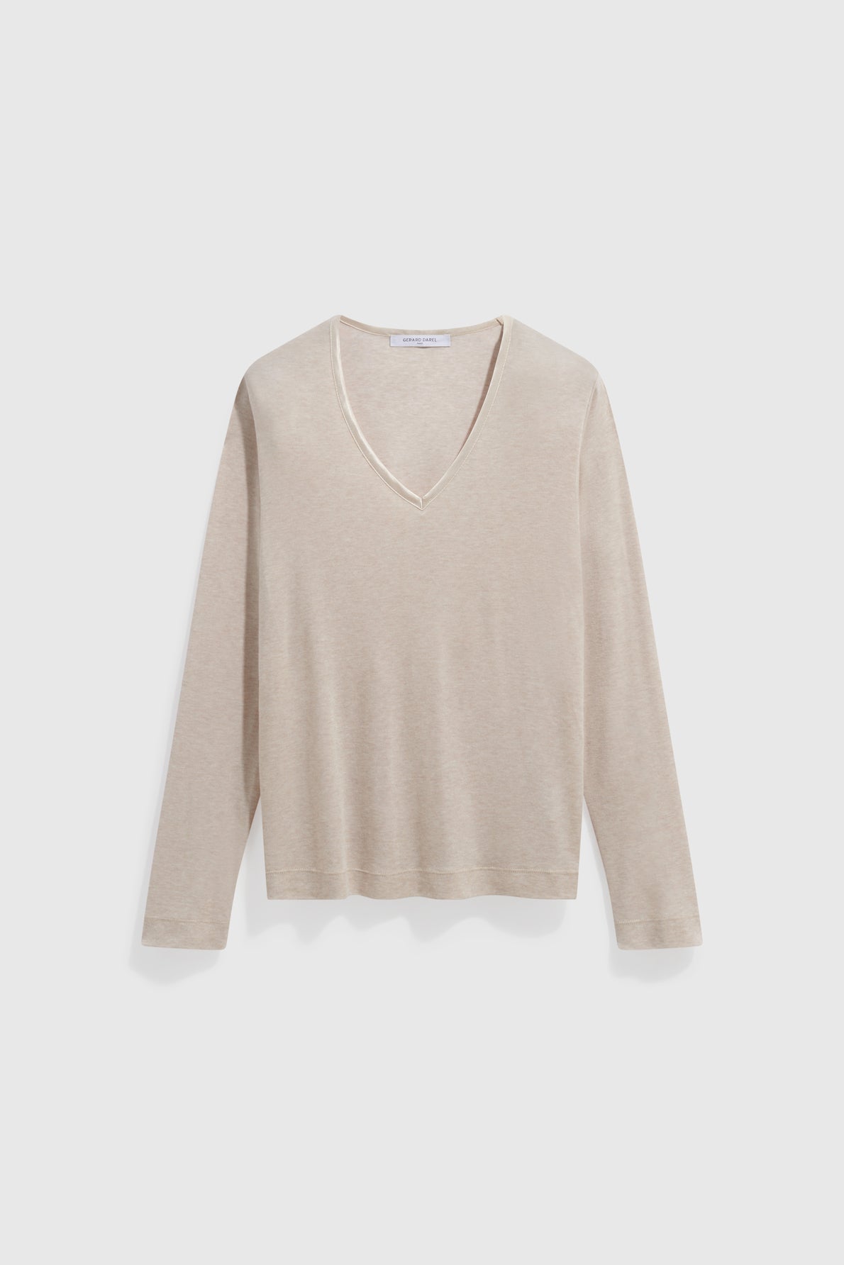 Beige long-sleeve V-neck sweater with a chic col V satin, crafted from a soft blend of lyocell et laine, displayed against a plain white background.