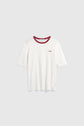 White short-sleeved tee-shirt en coton with a col contrasté in maroon and a small motif brodé on the left chest, displayed against a light gray background.