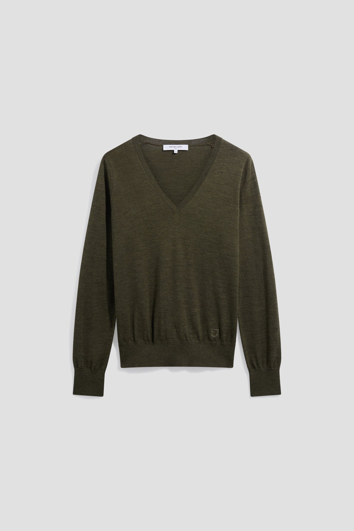 A dark green pull col V laine sweater, featuring long sleeves, is displayed against a plain, light gray background. The pull kaki has a ribbed waistband and cuffs, highlighting its classic style.