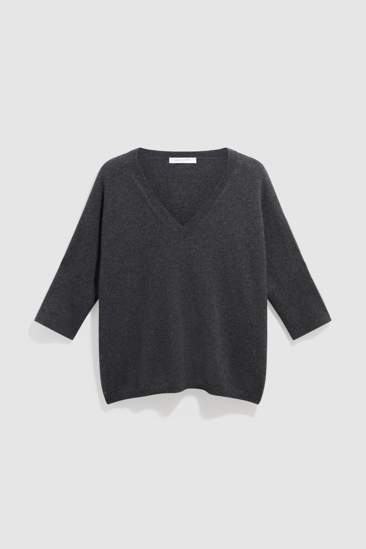A dark gray, loose-fitting col V pull cachemire with manches chauve souris three-quarter length sleeves, displayed on a plain white background.