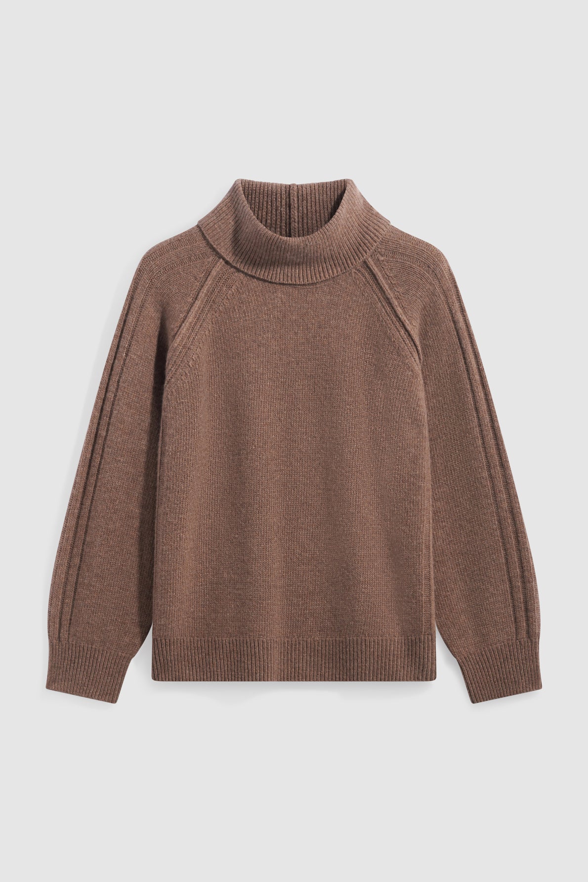 Brown knit turtleneck sweater with ribbed collar, cuffs, and hem. This pull en laine features long sleeves with subtle vertical seam detailing and a relaxed, cozy fit, displayed on a plain white background.