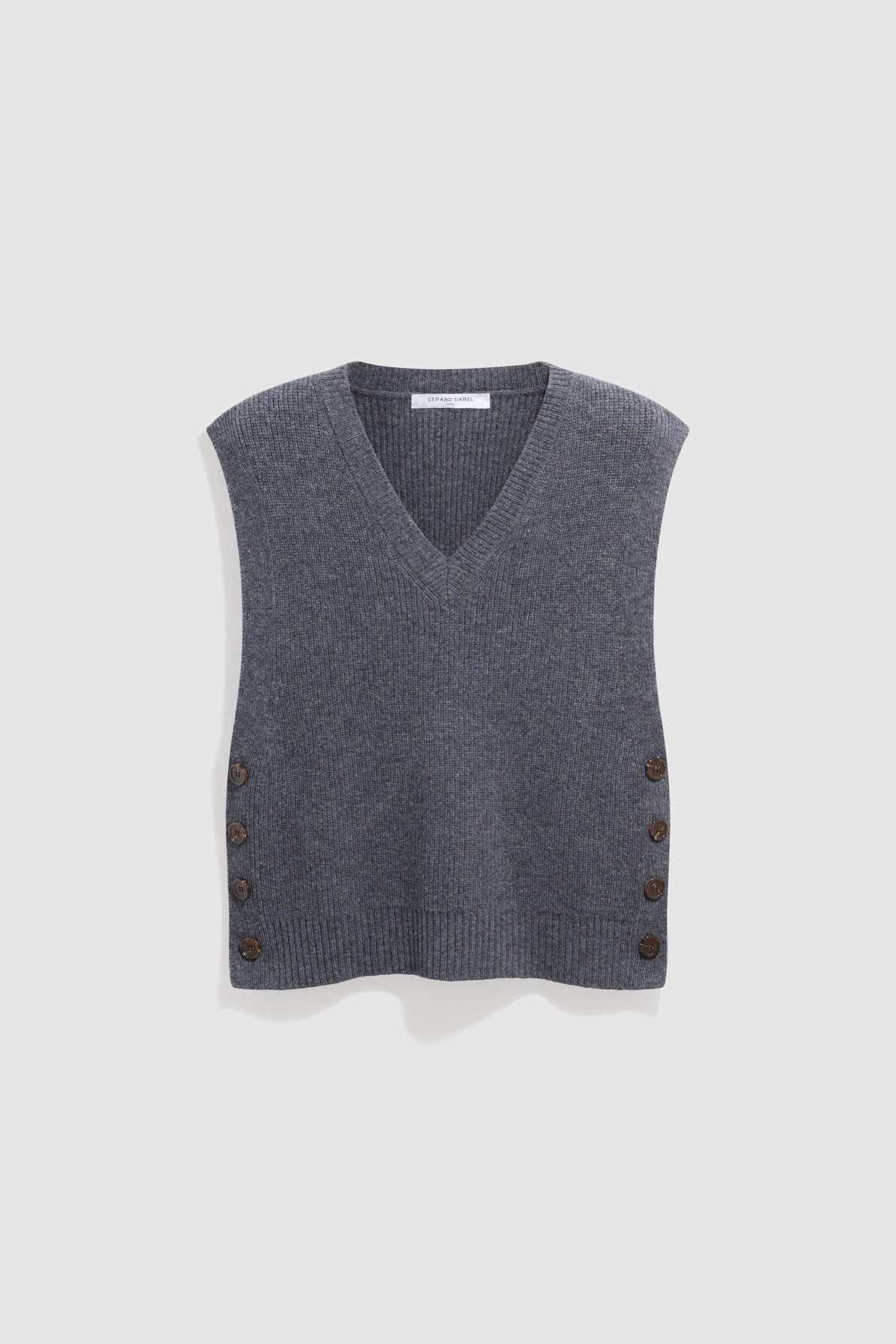 Gray knitted pull sans manche with a col V and ribbed hems, featuring three brown buttons on each side near the waist, displayed against a plain white background.