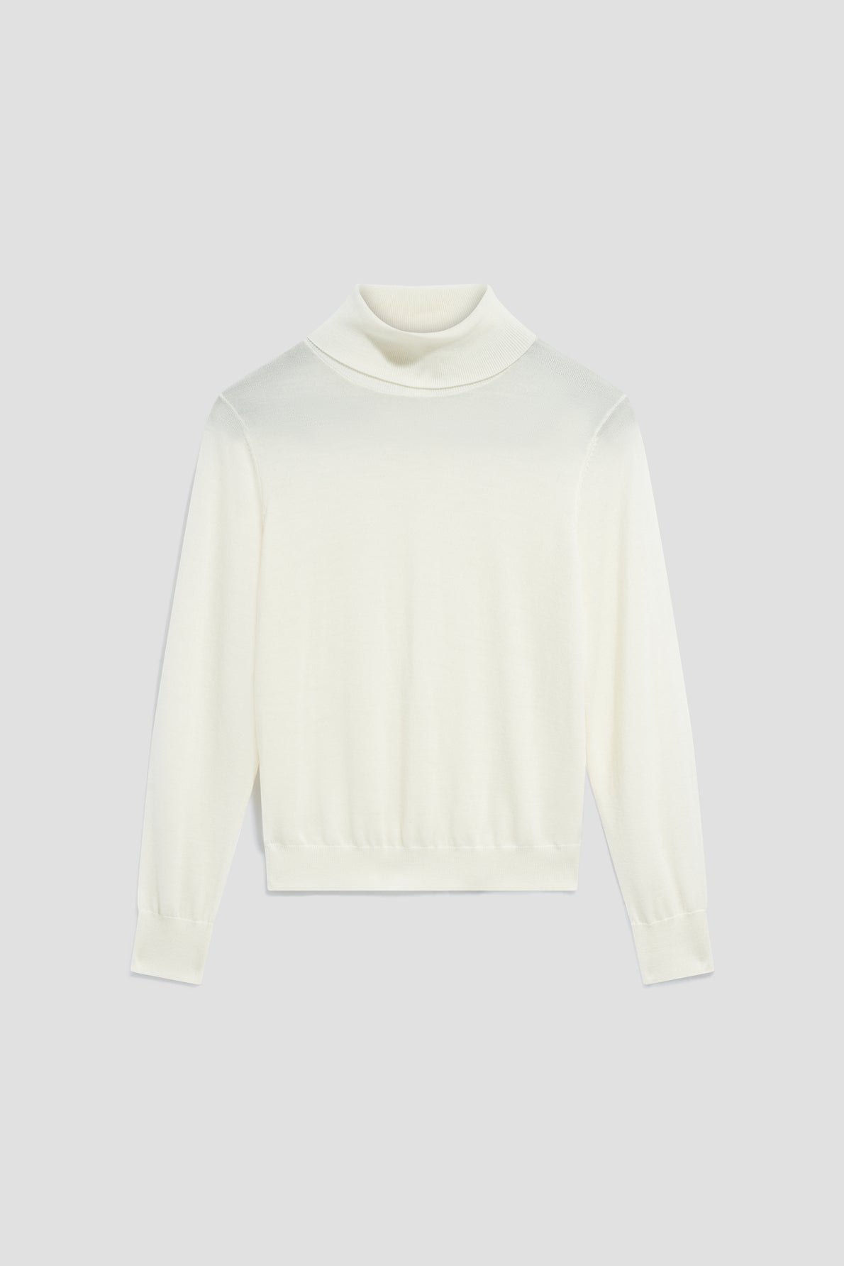 A plain, long-sleeve, écru pull col roulé en laine mérinos is laid flat on a light gray background.