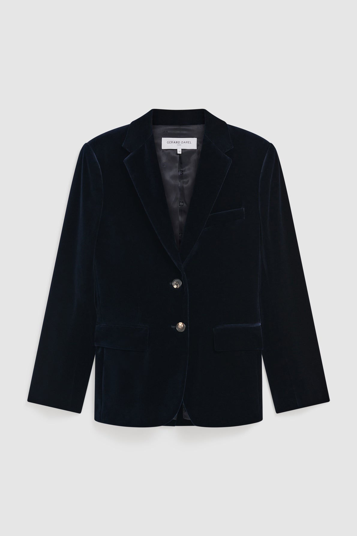 Navy blue velvet blazer with notched lapels, two front pockets, a chest pocket, two metallic buttons, and long sleeves—a perfect veste tailleur velours for a sophisticated winter look—displayed on a plain light gray background.