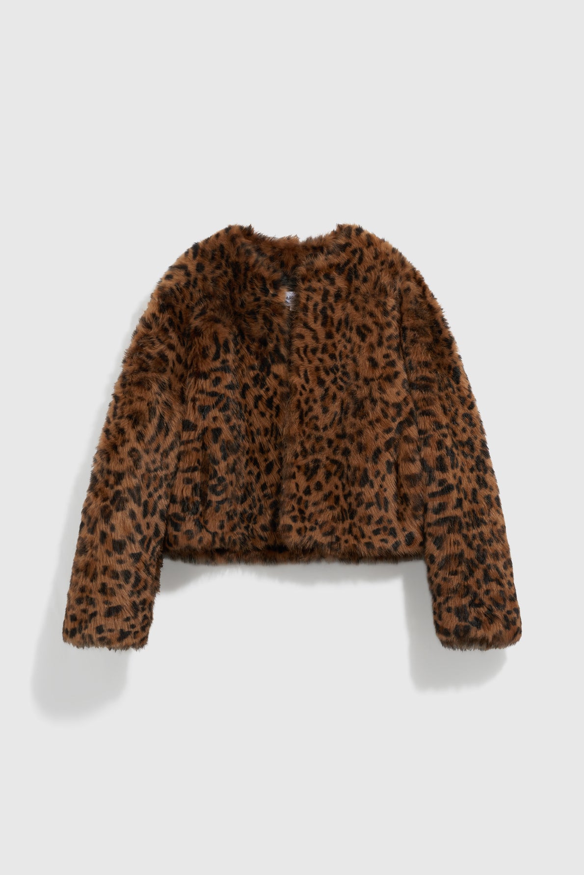 A cropped faux fur jacket with a brown and black imprimé léopard pattern, long sleeves, and no visible buttons, displayed on a plain light gray background. This manteau court adds bold style to any wardrobe.